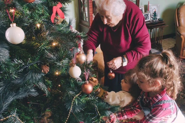 Un Natale Speciale: Come Trascorrere le Feste con i Parenti Affetti da Demenza – della dott. Annapaola Prestia,psicologa