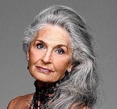 DAPHNE  SELFE,  MODELLA  A 96  ANNI